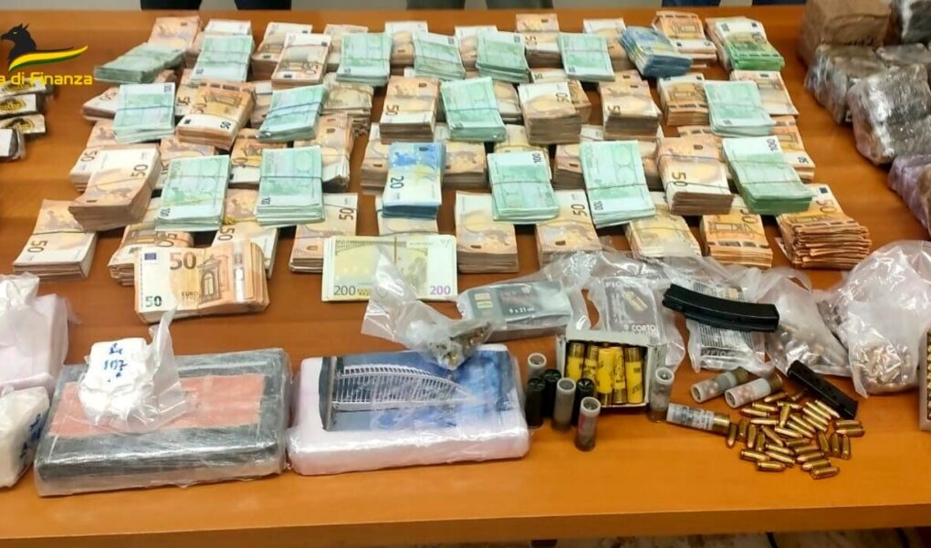 droge nga amerika latine shkaterrohet grupi ne itali sekuestrohen mbi gjysme milioni euro dhe pese kg kokaine