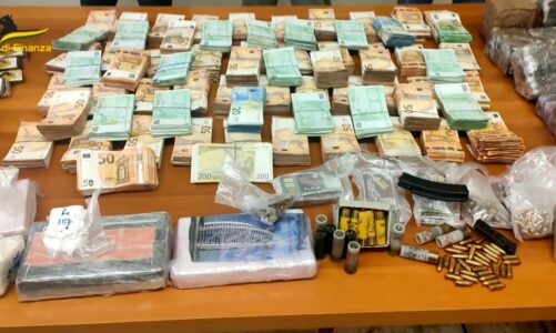 droge nga amerika latine shkaterrohet grupi ne itali sekuestrohen mbi gjysme milioni euro dhe pese kg kokaine