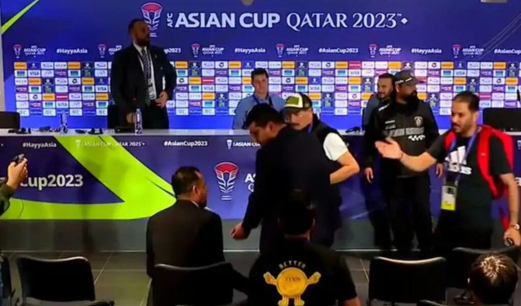 eliminohet nga kupa e azise gazetaret sulmojne trajnerin e kombetares se tyre video