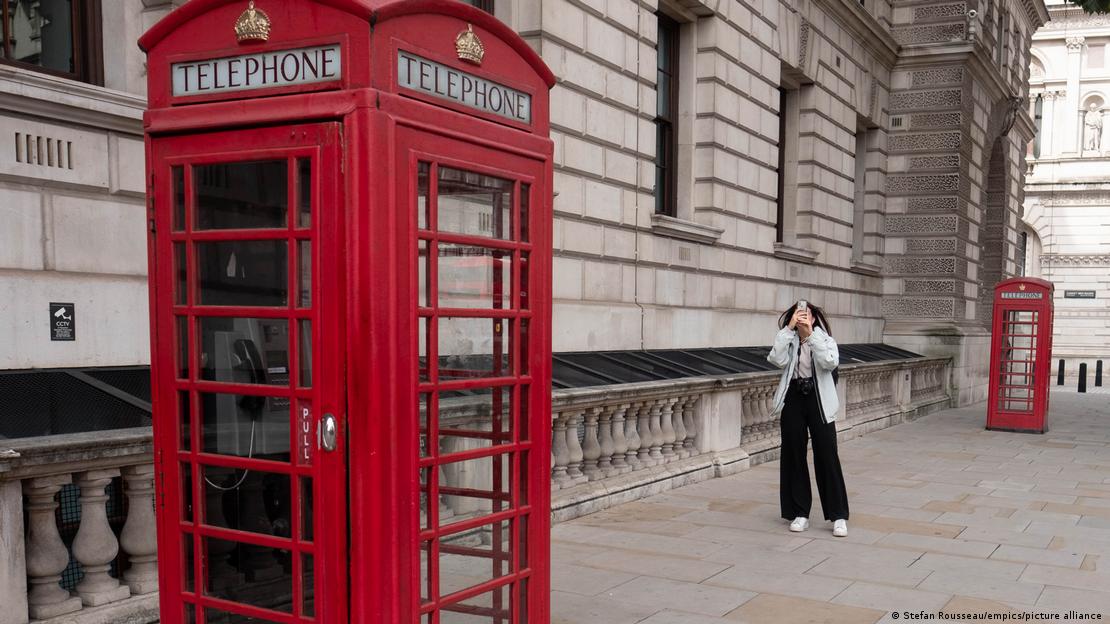 festojne 100 vjetorin dalin ne shitje kabinat e kuqe telefonike ne britani