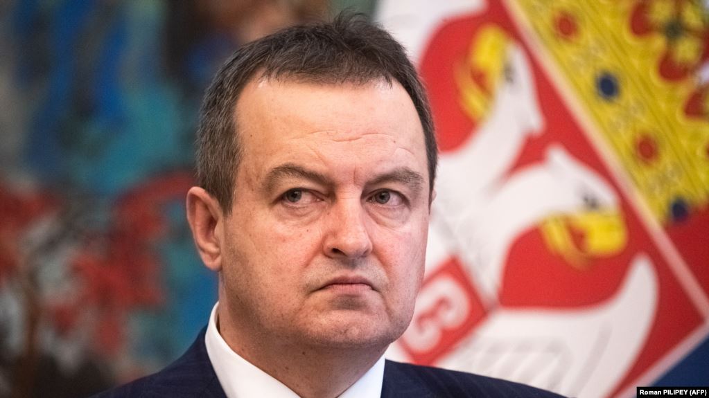 heqja e banderolave me fotot e putinit dhe vucicit reagon ministri serb kurti kerkon pershkallezim nderkombetaret e tolerojne dhe