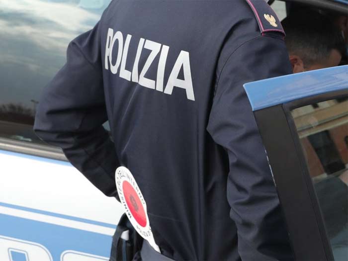 me disa kilograme kokaine me vete policia italiane kemba kembes pas shqiptareve pranga dy te rinjve
