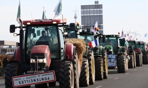 parisi ne rrethim bujqit ngrihen ne proteste dhe blindojne me traktore kryeqytetin francez