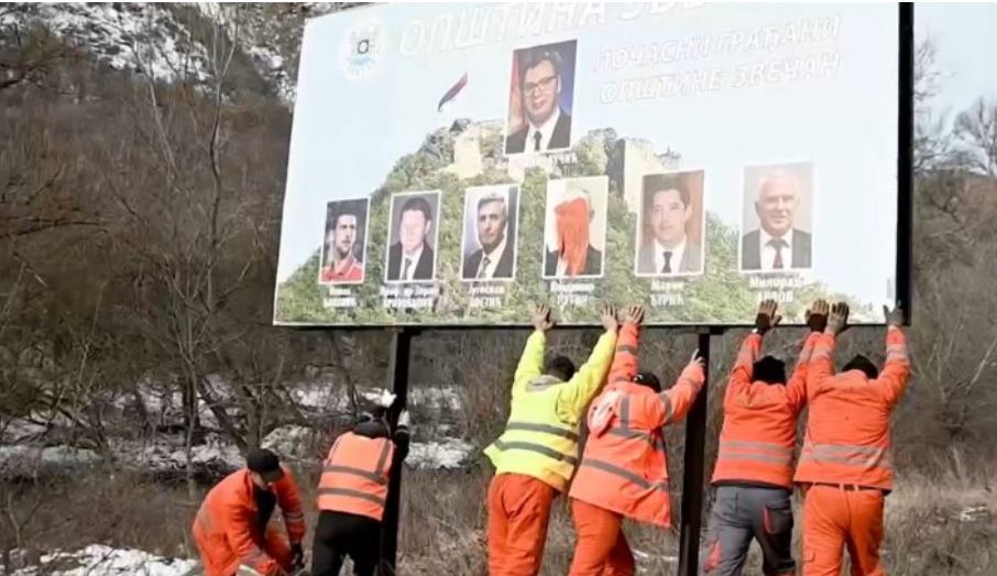 shfaqnin imazhe te agresoreve serbe ministri i brendshem i kosoves per heqjen e banderolave simboli i vetem i beogradit ne vendin tone ambasada