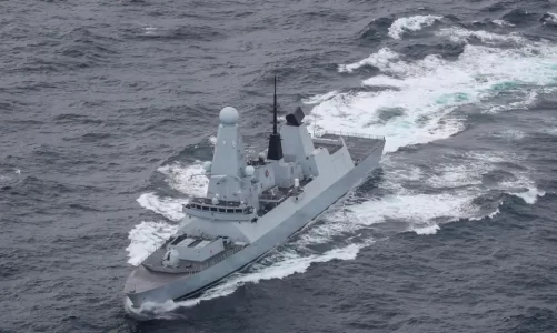 tensionet ne detin e kuq anija britanike zmbraps sulmin e rebeleve houthi