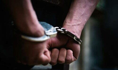 tentoi te largohej nga shqiperia arrestohet ne muriqan 27 vjecari i shpallur ne kerkim