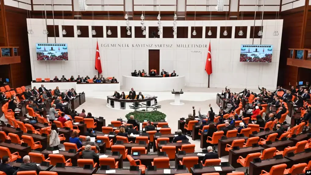 u denua per tentative te permbysjes se qeverise parlamenti turk i heq mandatin deputetit te opozites