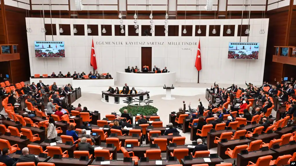 u denua per tentative te permbysjes se qeverise parlamenti turk i heq mandatin deputetit te opozites