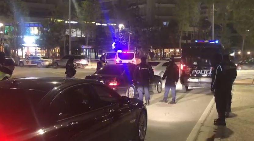 vlora blindohet nga policia edhe gjate mbremjes se sotme kontrolle te automjeteve me xhama te zinj