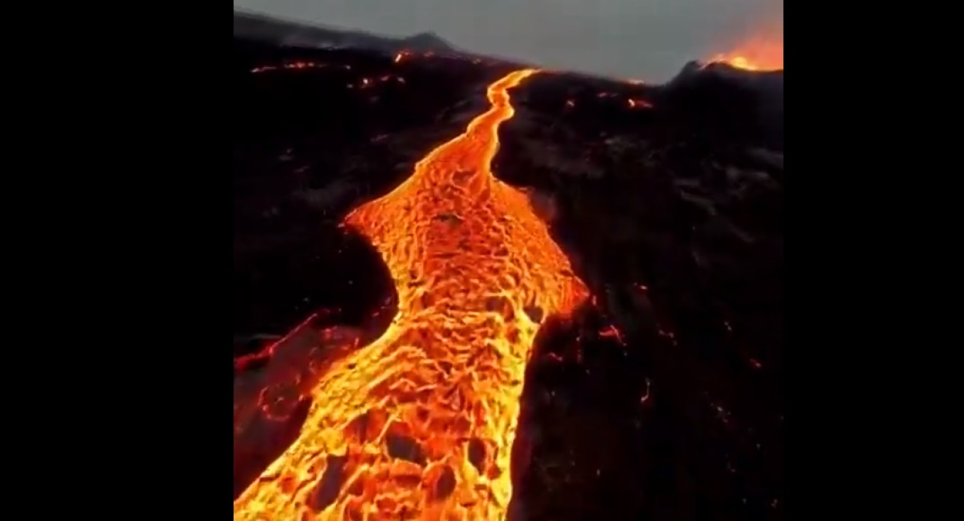 vullkani po qetesohet ngadale por rreziqet mbeten video me dron nga llava ne islande