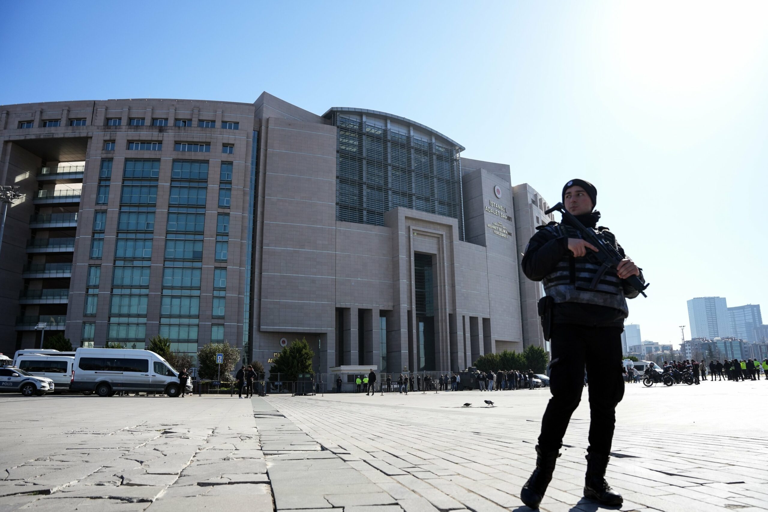 90 te dyshuar jane arrestuar ne lidhje me sulmin ne gjykaten e stambollit