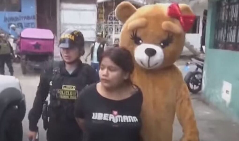 arrestim romantik polici i veshur si arush dhe me dhurata fut ne kurth nje grua per trafik droge ne peru