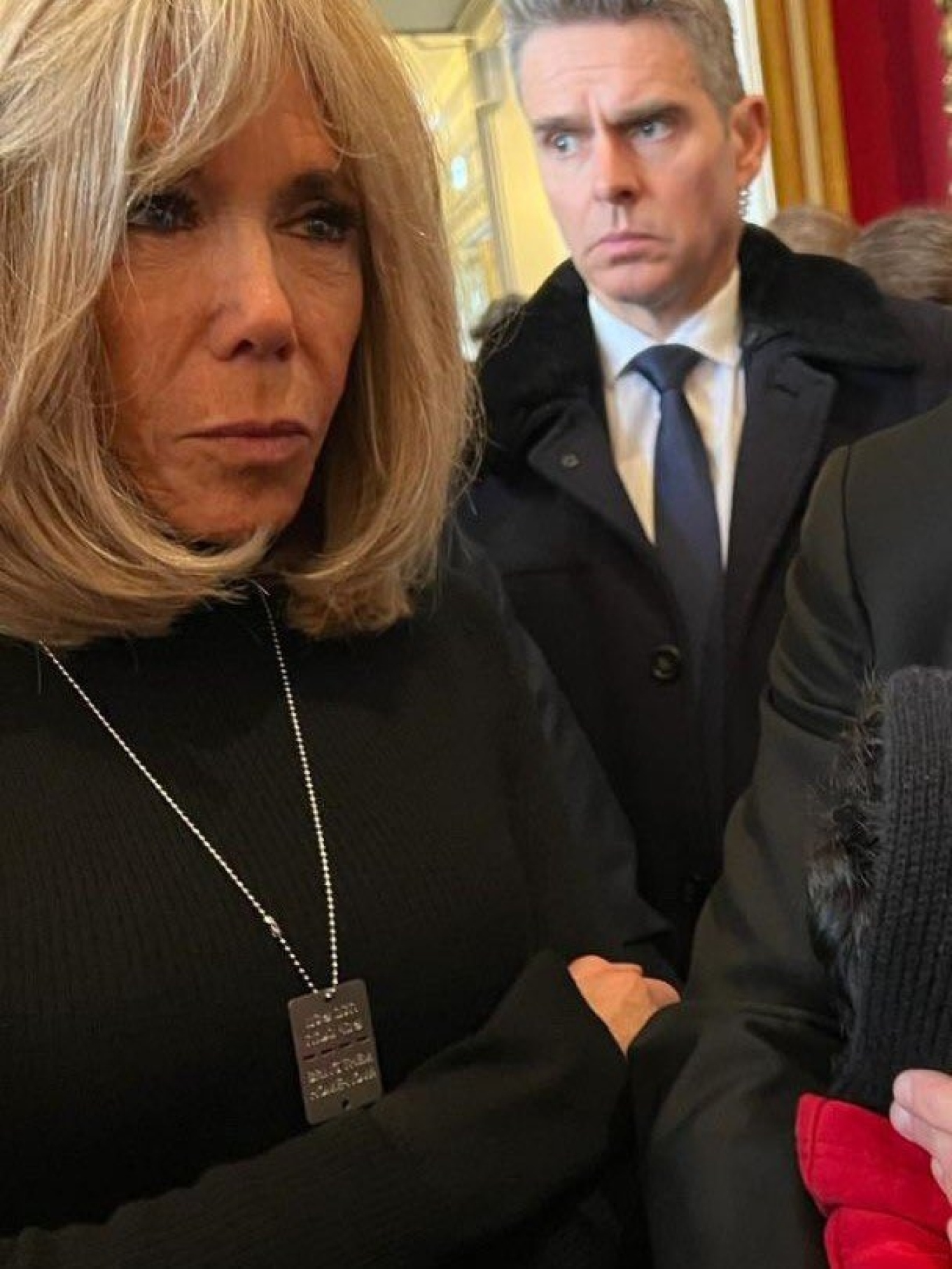 Bën bujë në Francë një medaljon ushtarak që Brigitte Macron mbante në qafë, në ceremoninë e nderimit të viktimave të 7 tetorit