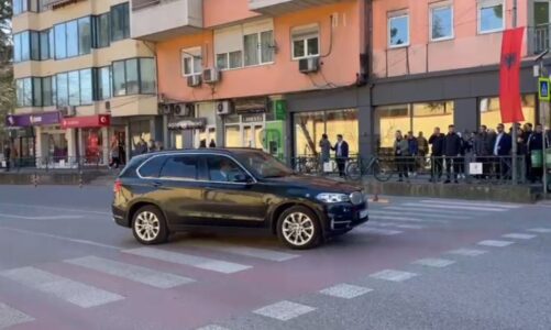 blindohet tirana ja momenti kur policia shqiptare shoqeron autokolonen e blinken