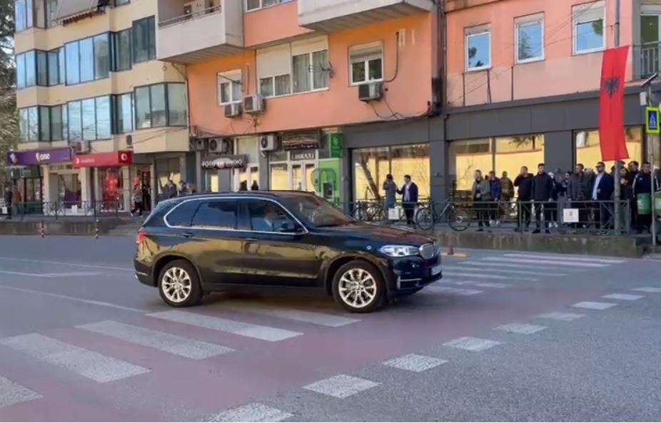 blindohet tirana ja momenti kur policia shqiptare shoqeron autokolonen e blinken