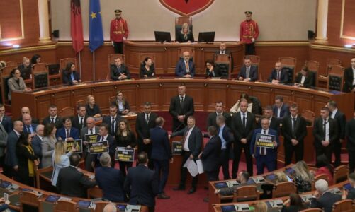 bllokimi i parlamentit nga protestat e opozites nisma te rendesishme ligjore ne pritje per tu votuar