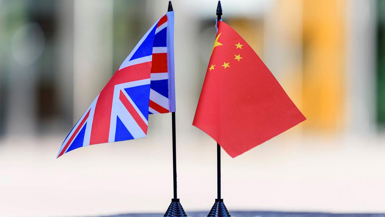 britania u vendosi sanksione bizneseve kineze pekini paralajmeron londren nuk do te mbeteni pa pergjigje