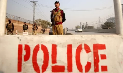 dhjetera militante sulmojne rajonin e policise ne pakistan vriten 10 oficere plagosen 4 te tjere