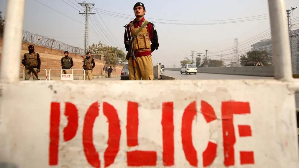 dhjetera militante sulmojne rajonin e policise ne pakistan vriten 10 oficere plagosen 4 te tjere