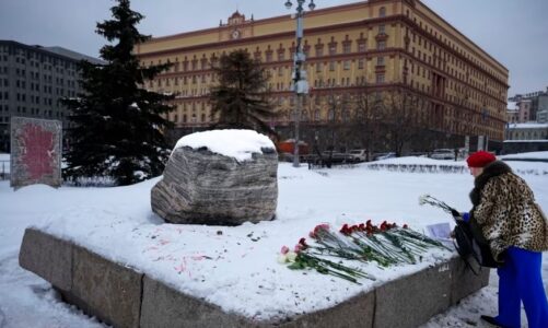 dy vite nga nisja e luftes dhjetera te arrestuar ne rusi pas homazheve per navalnyn dhe solidaritetit me ukrainen