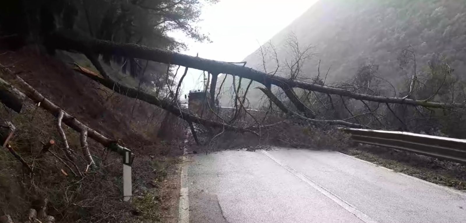 era e forte rrezon pemet ne rrugen kombetare ura e leklit kelcyre bllokohet qarkullimi