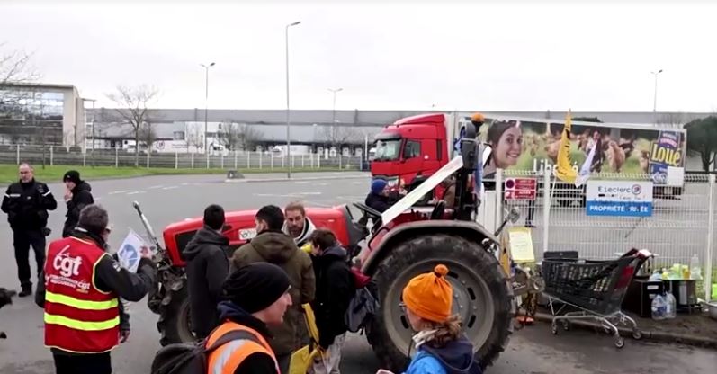 fermeret franceze ndihen te padegjuar vazhdojne bllokimin e rrugeve edhe pas koncesioneve te qeverise