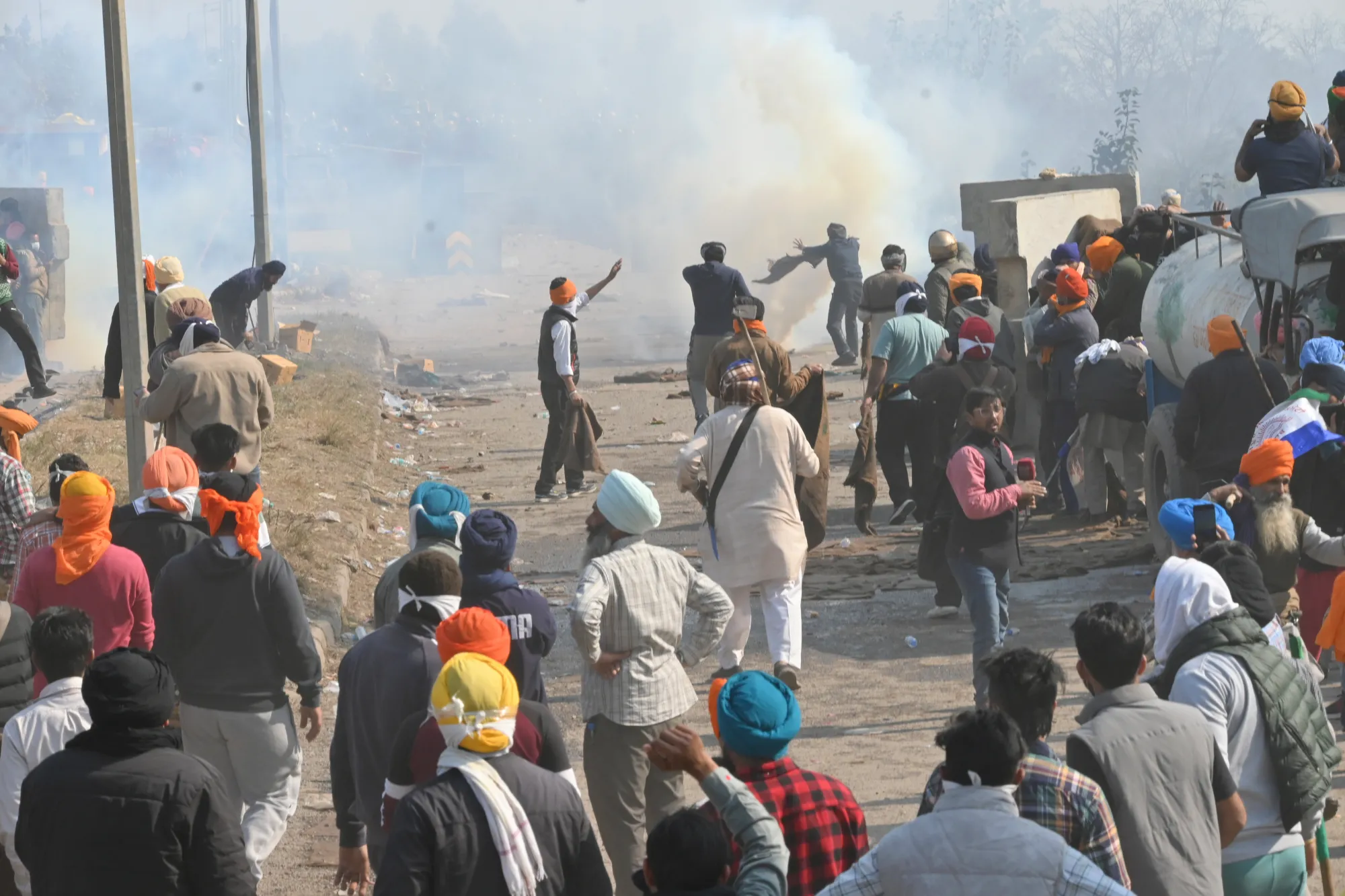 fermeret indiane perleshen me policine ndersa protestat pershkallezohen