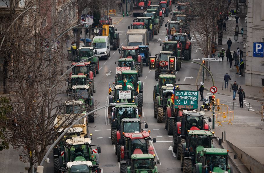 fermeret paralizojne autostradat ane e mbane spanjes fermeret po protestojme kunder litarit te be se