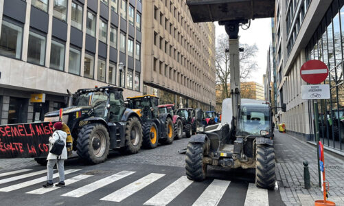 fermeret rrethojne brukselin qindra traktore rreshtohen para parlamentit europian