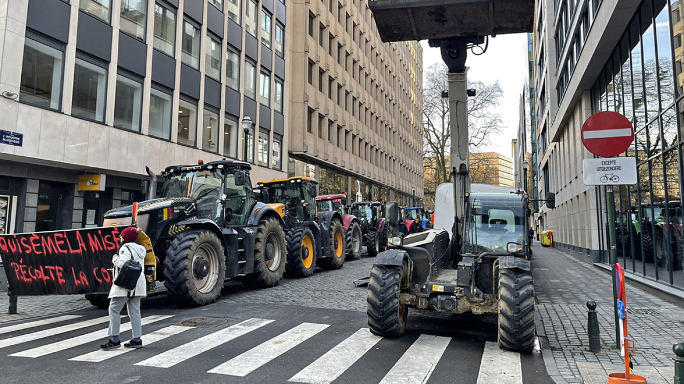 fermeret rrethojne brukselin qindra traktore rreshtohen para parlamentit europian