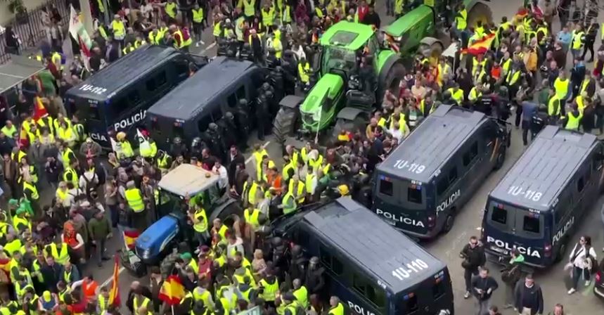 fermeret spanjolle perleshen me policine ndersa kolona e traktoreve paralizon trafikun ne madrid