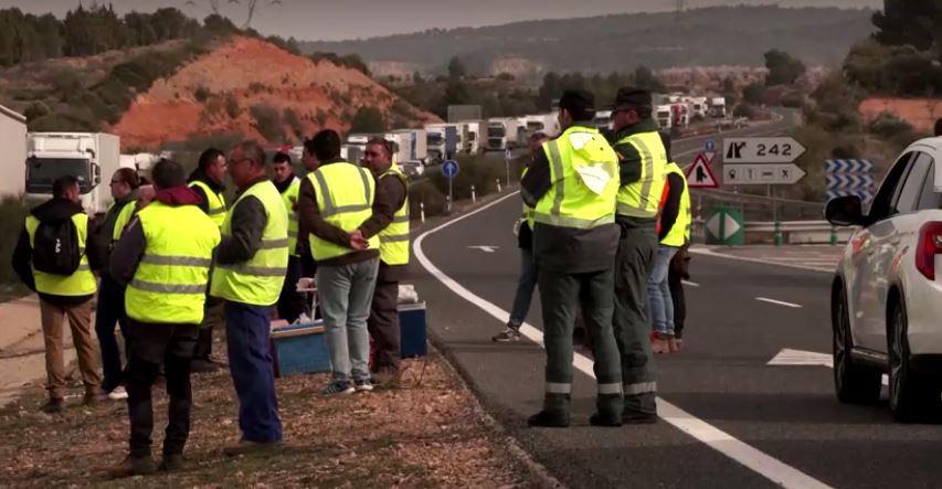 fermeret spanjolle pershkallezojne protestat bllokojne autostradat ne te gjithe spanjen