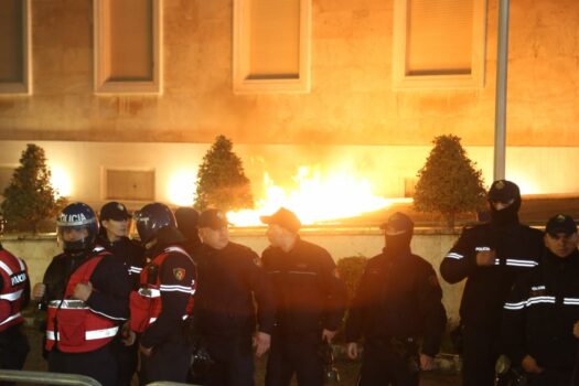 foto lajm nga rrezimi i gardheve metalike te molotovet cfare nuk u pa ne ekran nga protesta e sotme e opozites