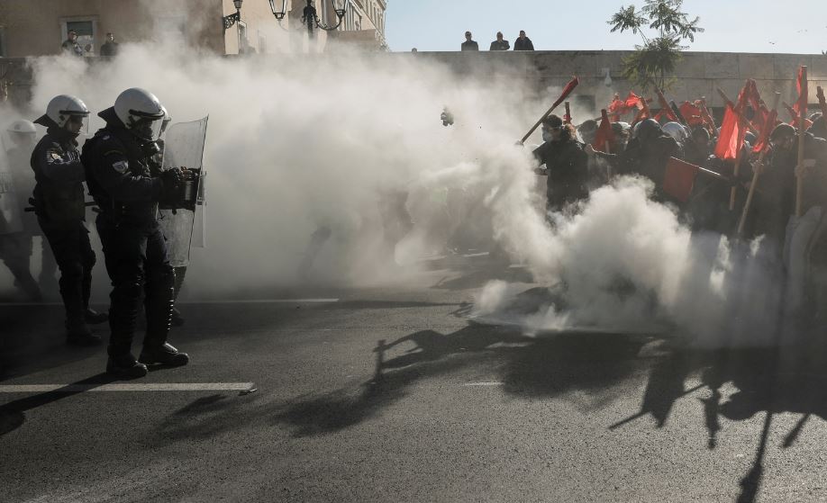 hapja e universiteteve te huaja ne greqi shkakton protesta masive te studenteve perleshje me policine dhe gaz lotsjelles