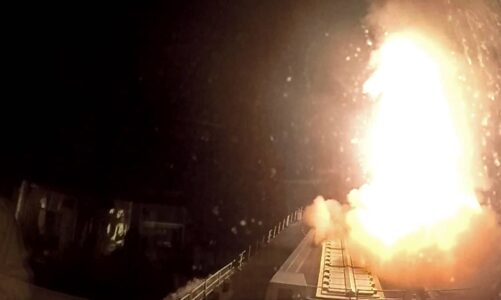 incident i dhunshem prane jemenit anija luftarake hap zjarr prane qytetit port