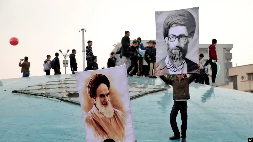 irani shenon 45 vjetorin e revolucionit islamik me thirrjet vdekje amerikes vdekje izraelit ndersa tensionet rajonale rriten