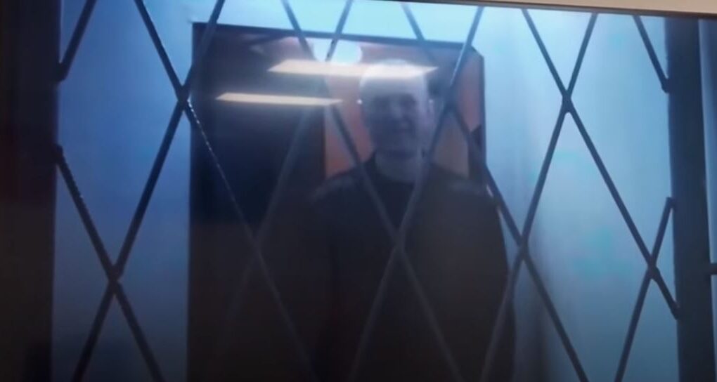 ishte makthi i putinit publikohet videoja e fundit e alexei navalny nga burgu i qeshur duke u tallur me uniformen e tij
