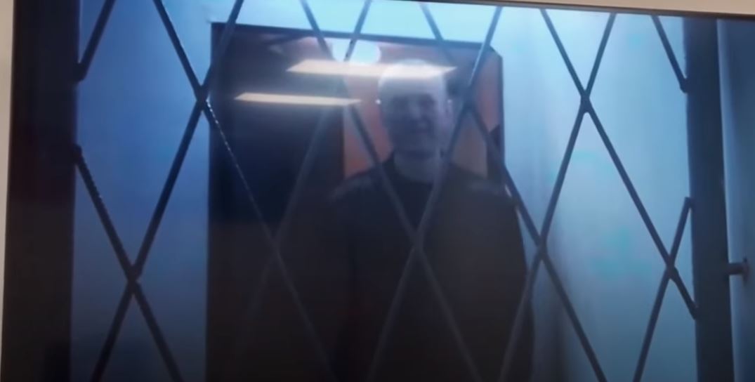 ishte makthi i putinit publikohet videoja e fundit e alexei navalny nga burgu i qeshur duke u tallur me uniformen e tij