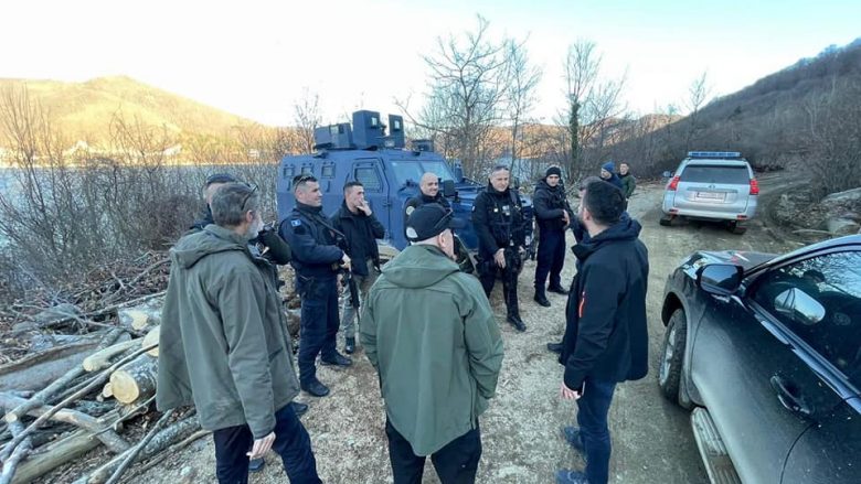 kontrolle te shtuara ne veri te kosoves svecla dhe zyrtare te larte vizitojne nga afer kufirin me serbine