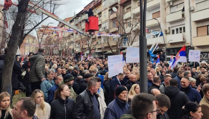 kundershtojne vendimin e bankes qendrore serbet e kosoves proteste ne mitrovicen e veriut
