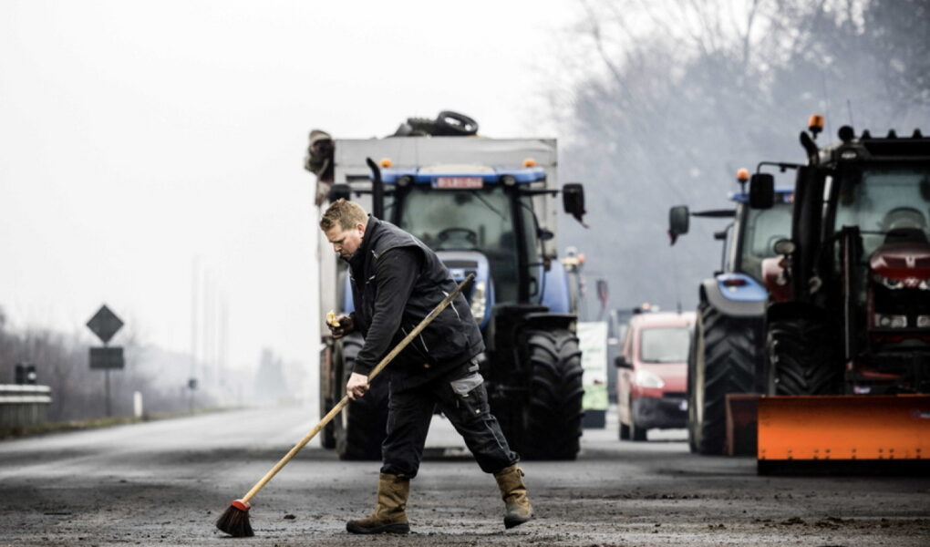 levizja e radhes se fermereve ne belgjike 15 traktore zbarkojne jashte shtepise se kryeministrit alexander de croo