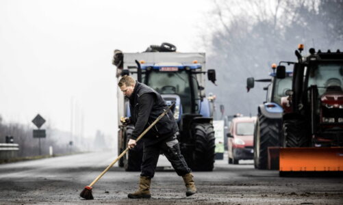 levizja e radhes se fermereve ne belgjike 15 traktore zbarkojne jashte shtepise se kryeministrit alexander de croo