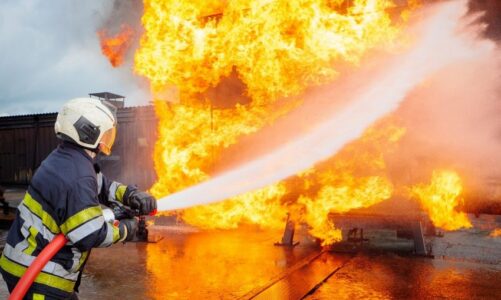 mbi 100 te evakuuar per shkak te zjarrit ne fabriken e mobiljeve ne orenburg te rusise