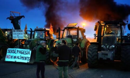 mijera traktore bllokojne rruget ne te gjithe spanjen opozita perplaset me qeverine vini dogmatizmin mjedisor perpara nevojave te fermereve