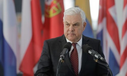 ministri rumun i mbrojtjes kunder rikthimit te sherbimit te detyrueshem ushtarak