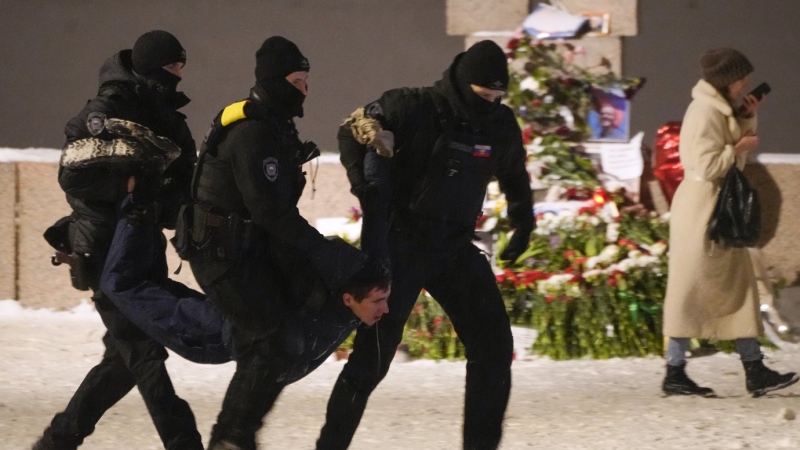 mitingjet pas vdekjes se navalnyt qindra persona te shoqeruar ne polici