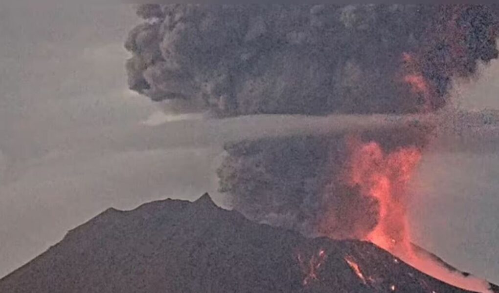 momenti kur nje vullkan ne japoni shperthen shihni hirin dhe llaven qe del nga krateri