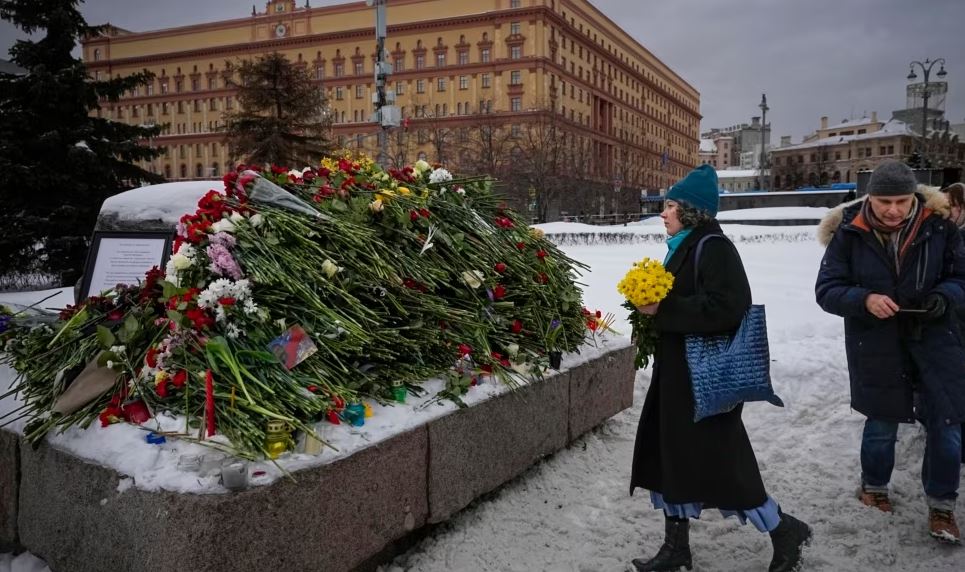 moren pjese ne homazhet per navalnyn kremlini hakmerret keq mbi 400 te arrestuar ne rusi