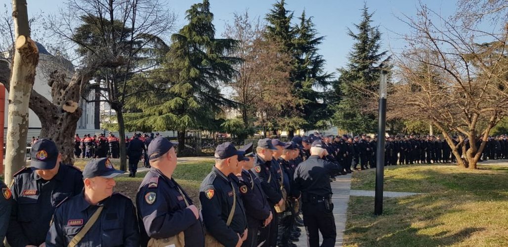 neser protesta e opozites fnsh renea shqiponjat dhe garda ne gatishmeri zbulohen masat e policise ja rruget e bllokuara