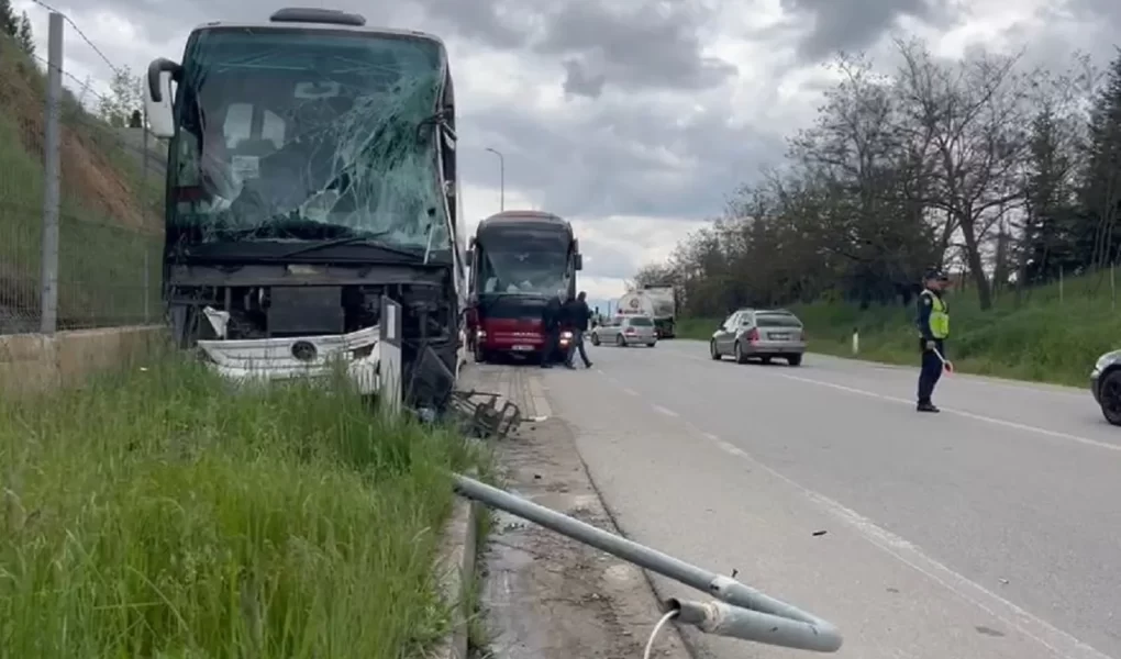 nje autobus i linjes durres itali eshte perfshire ne nje aksident mengjesin e sotem ne ulqin